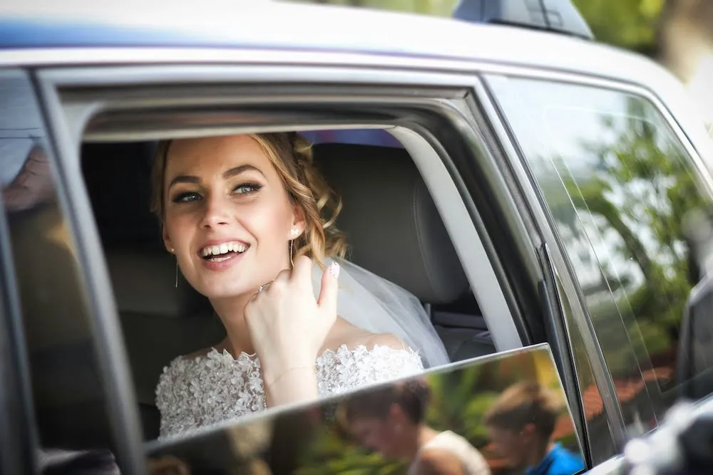 Une mariée à bord d’une voiture